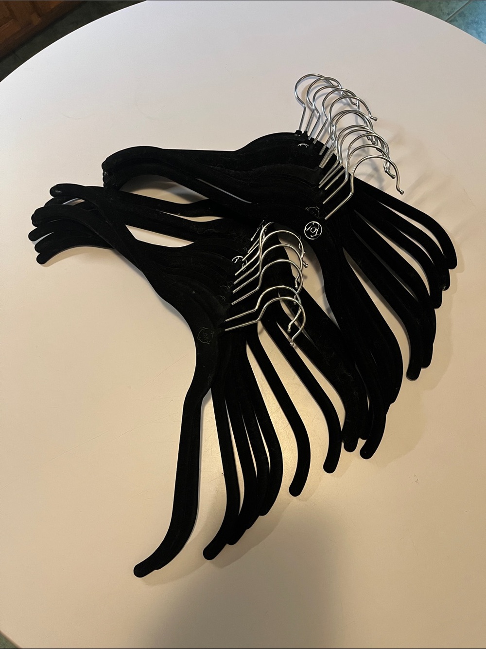 Velvet Non-Slip Slim Clothes Hangers - Black. (24)